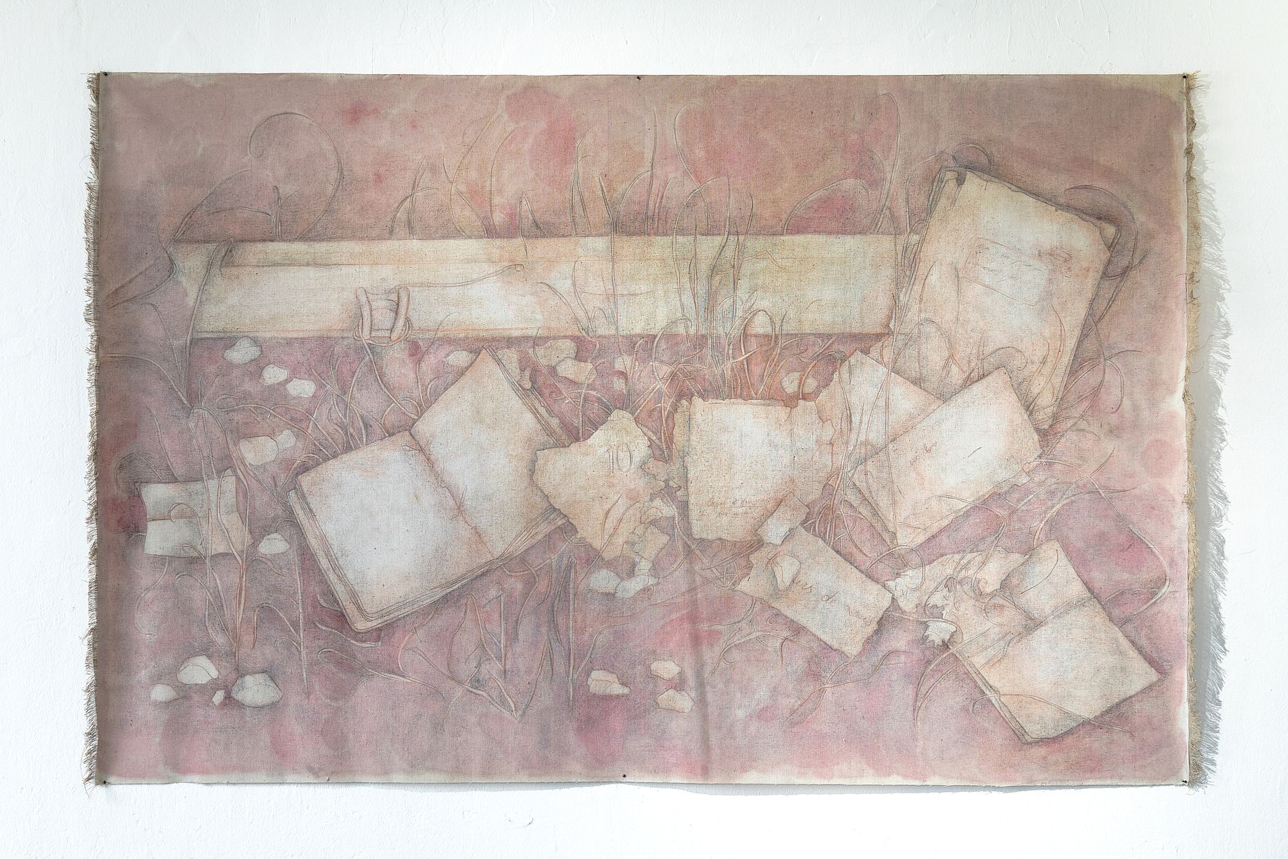 Obraz przedstawia kompozycję artystyczną wykonaną na tkaninie, ukazującą porozrzucane otwarte książki, strony papieru i kamienie wkomponowane w delikatne, różowe tło z zarysami roślin.