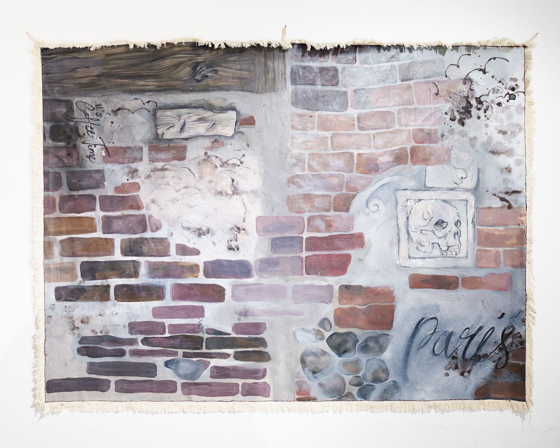 Obraz przedstawia dzieło sztuki, prawdopodobnie obraz lub tkaninę, z motywami ceglanego muru, drewnianej belki i napisanymi słowami.
