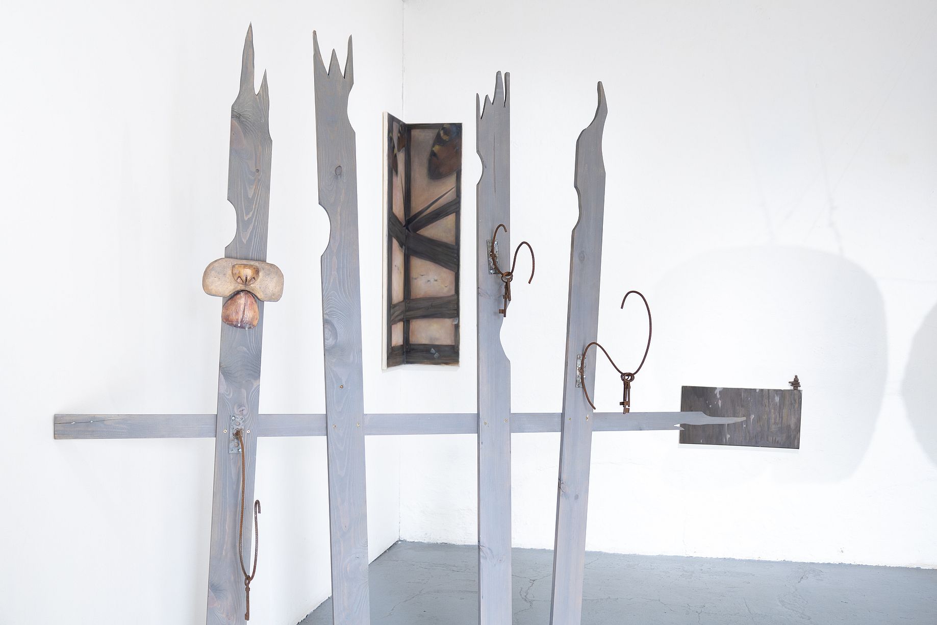 Widoczna na zdjęciu instalacja to Bez tytułu (impact, dimension) z 2024 roku, której autorem jest artysta Cato Ouyang, wykonana z cedru, drewna, mydlnika, blachy aluminiowej i innych znalezionych przedmiotów