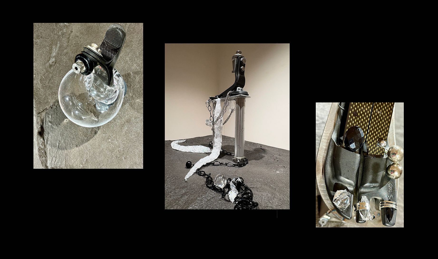 Grafika przedstawia trzy zdjęcia współczesnych rzeźb i instalacji artystycznych, które łączą elementy metalowe i łańcuchy z przezroczystymi, szklanymi bryłami przypominającymi lód na ciemnym tle.