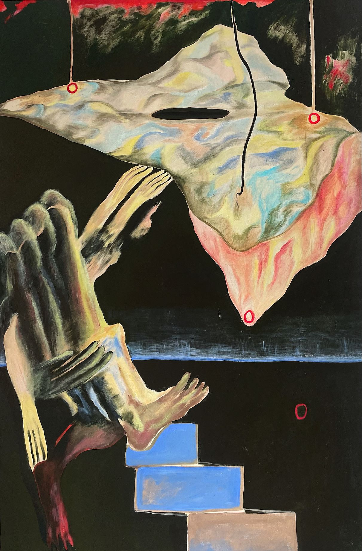 Na obrazie widać abstrakcyjne kształty przypominające stopy i dłonie. W tle,pojawiają się abstrakcyjne kształty, kolory czarne, żółte, czerwone