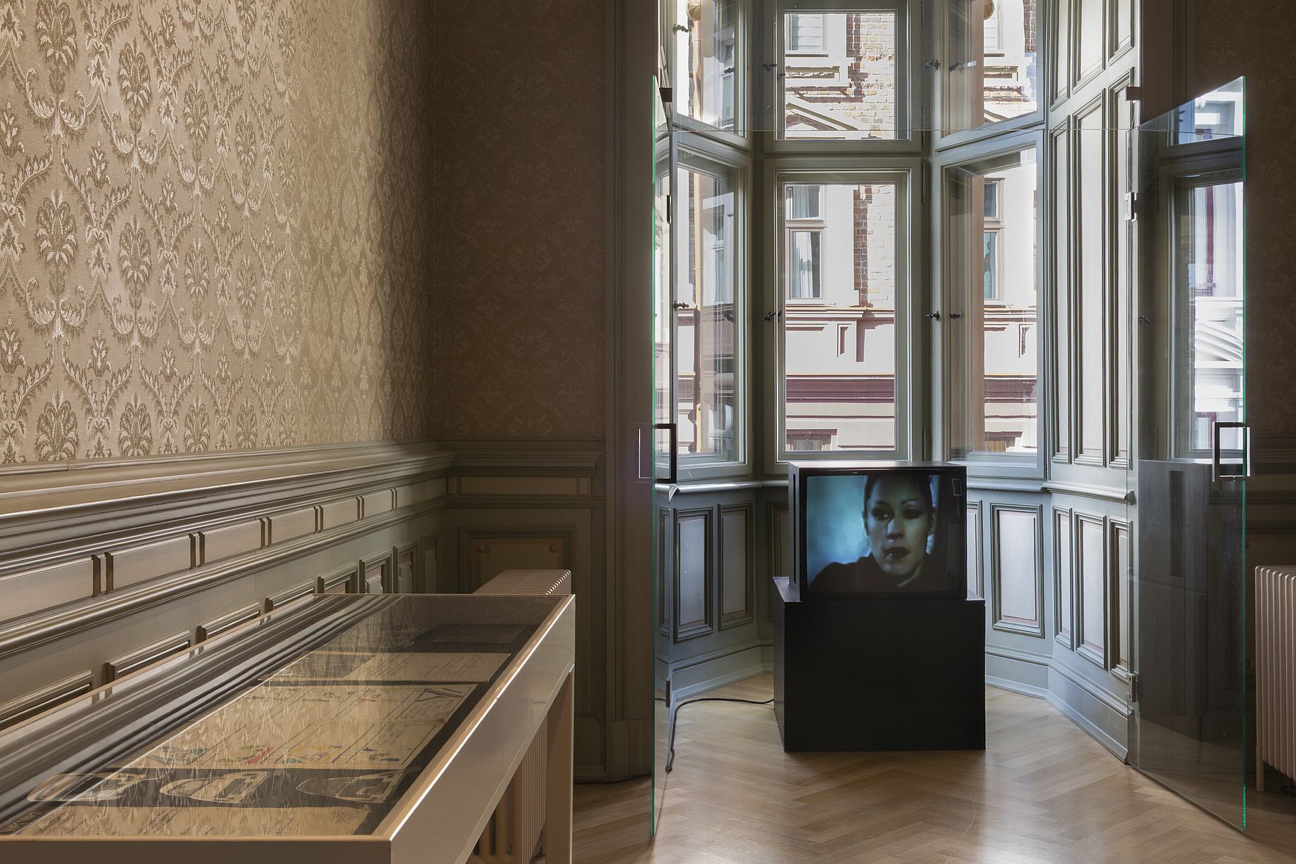 Wudok wystawy, monitor z filmem w tle, z boku gabłoty, pałacowe wnętrze