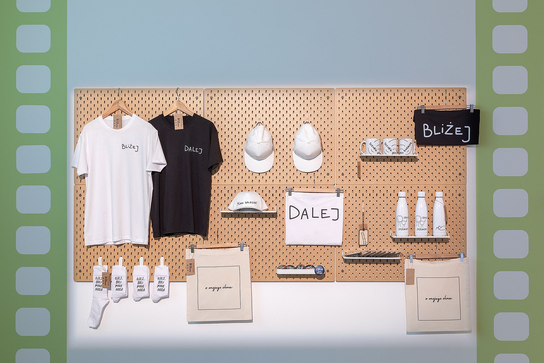 Widok wystawy, gadzety reklamowe artysty celebryty, kubki, skarpetki