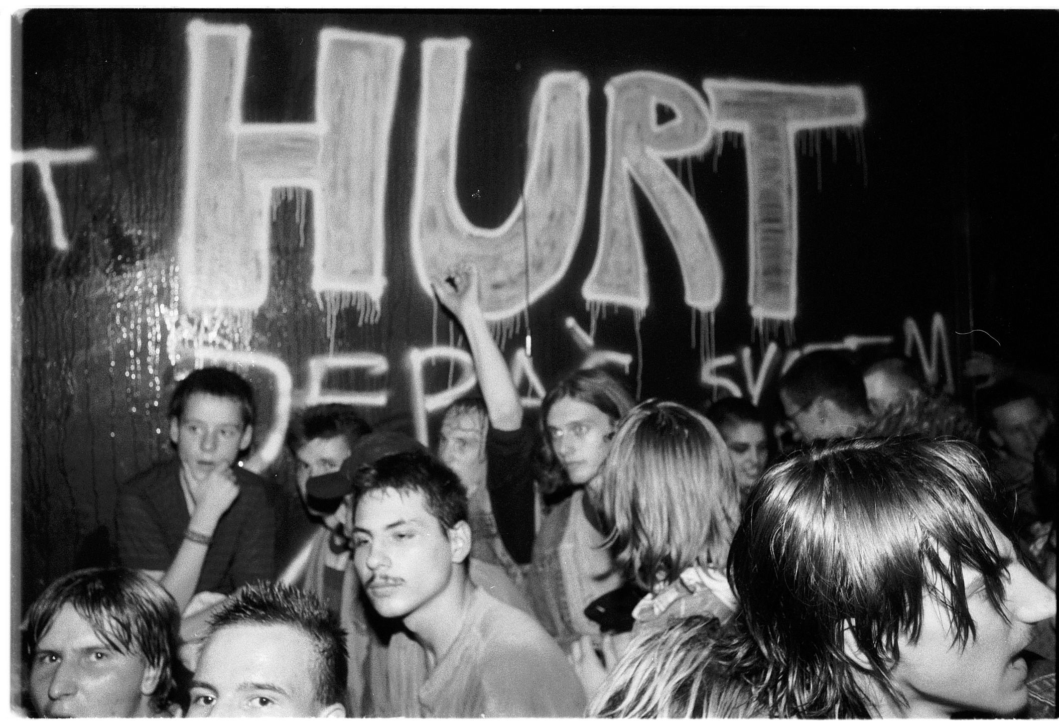 [1] Scena z miasta. Wrocław niezależny lat 90. Koncert Hurtu w klubie Amsterdam, 1994, fot. Rafał Witczak