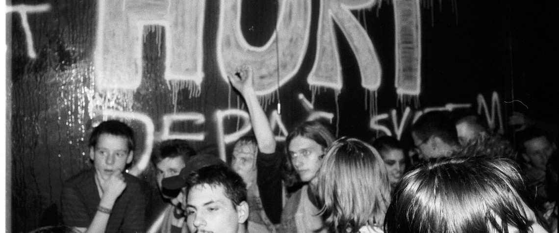 [1] Scena z miasta. Wrocław niezależny lat 90. Koncert Hurtu w klubie Amsterdam, 1994, fot. Rafał Witczak