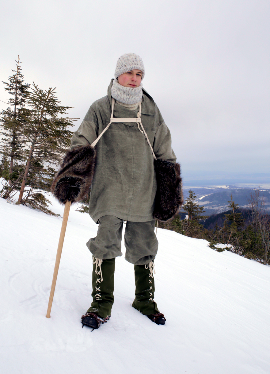 mężczyzna w stroju dawnego wspinacza górskiego