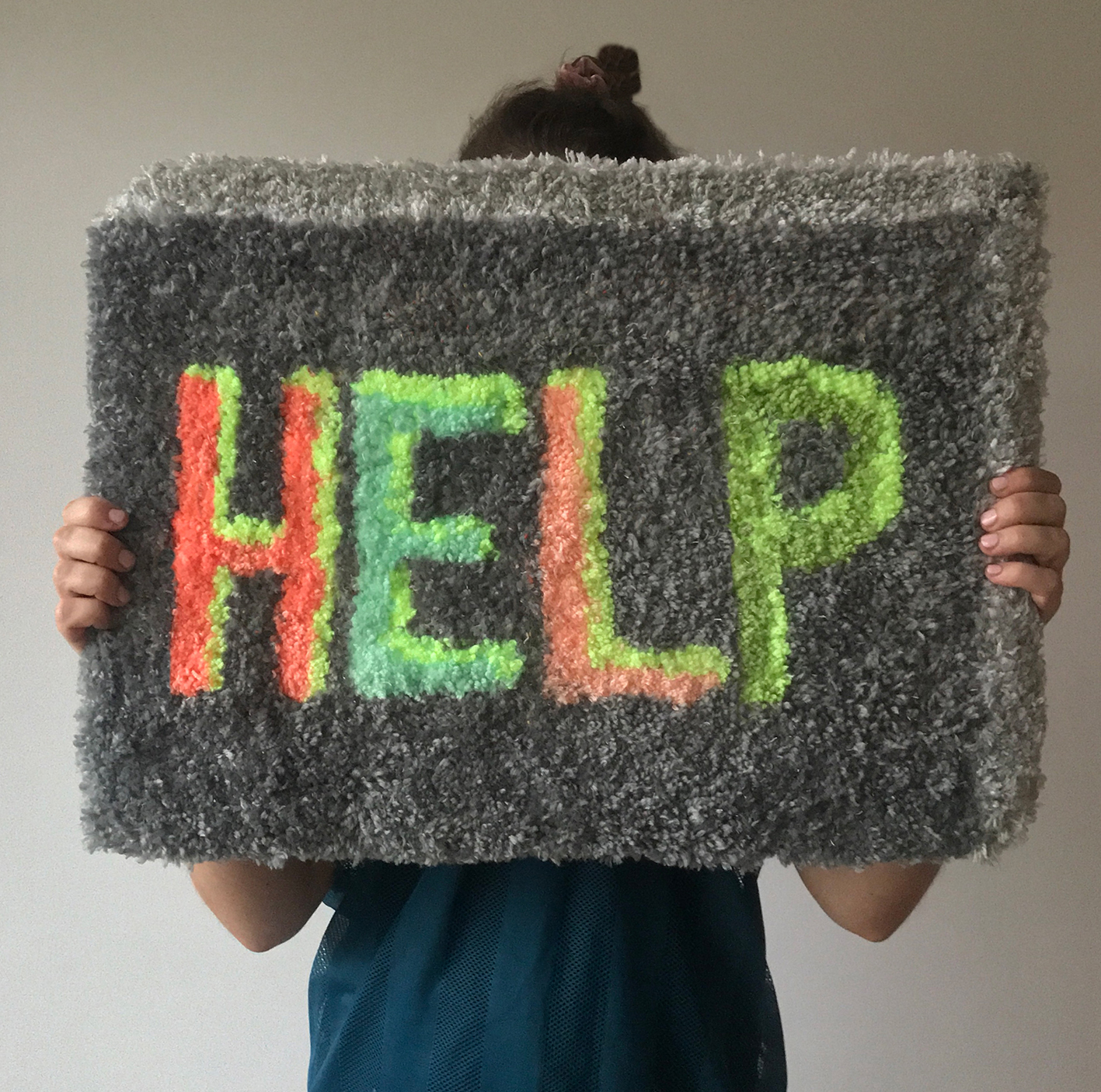 7 Karolina Balcer Help 35x55 2020 wycieraczka obiekt malarski tufting2