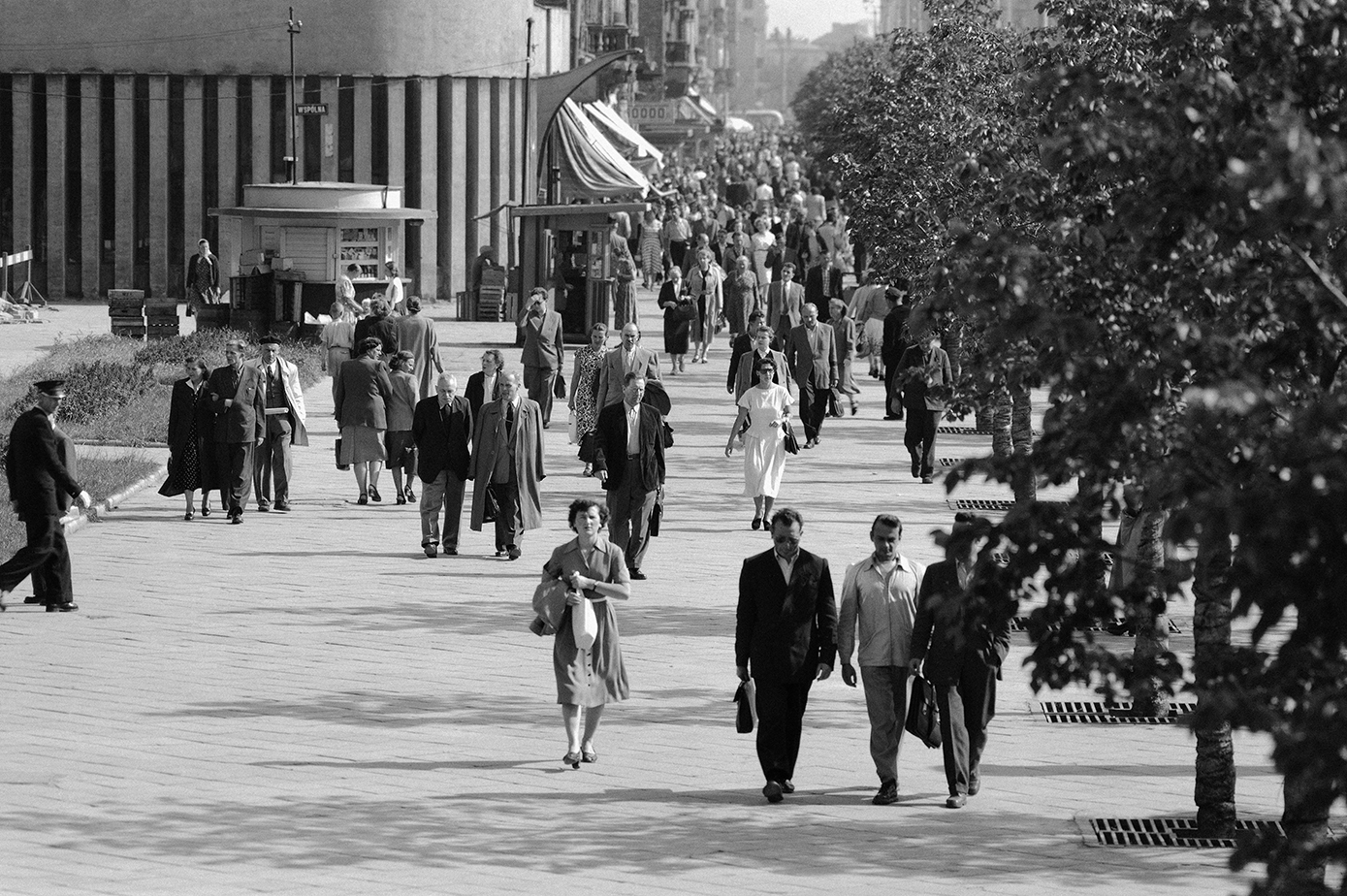 Przechodnie na Marszalkowskiej 1956 fot. Zbyszko Siemaszko NAC