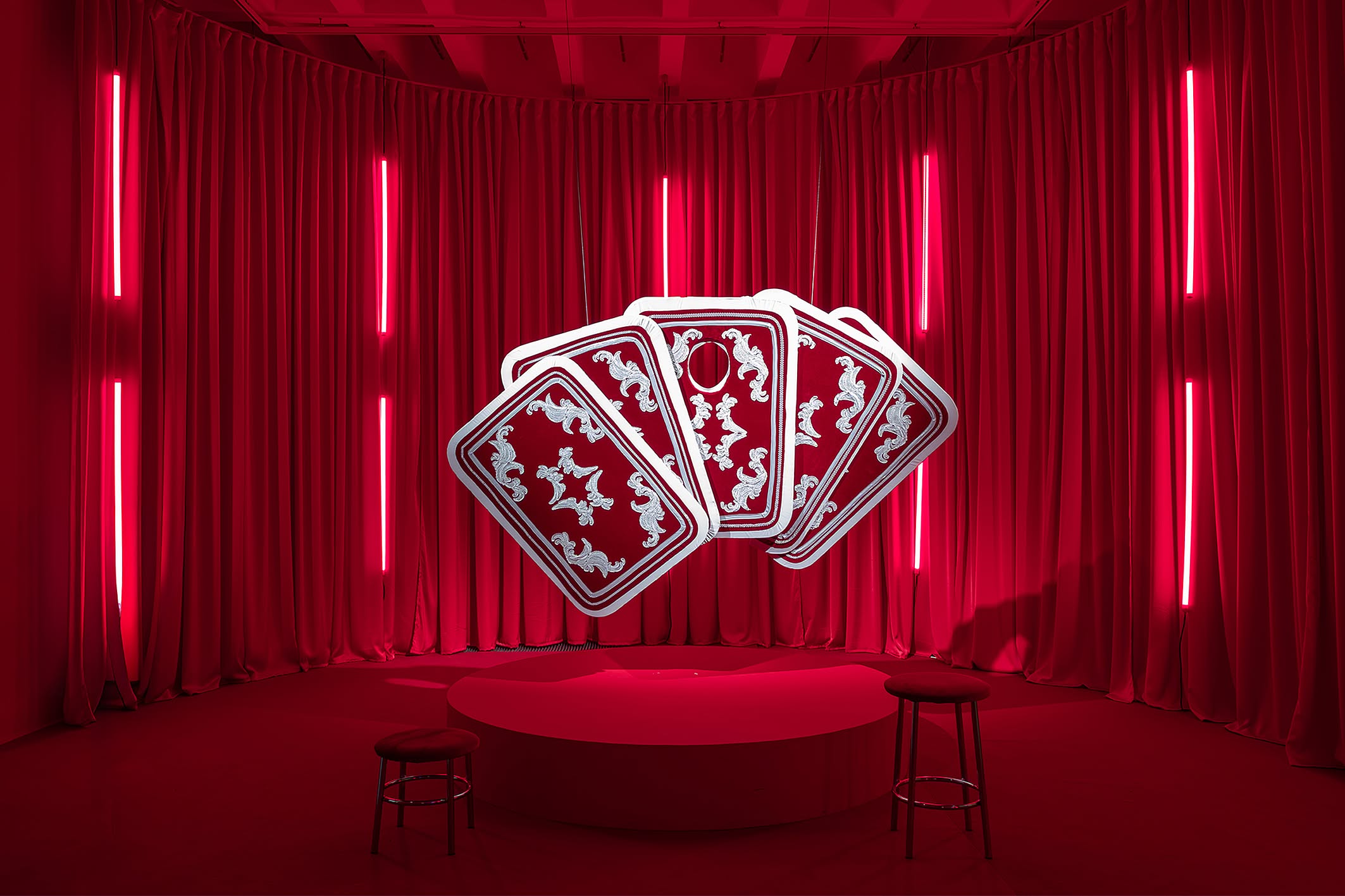 duże karty do gry, jako scenografia na wystawie, Czerwone światło, okrągły podest