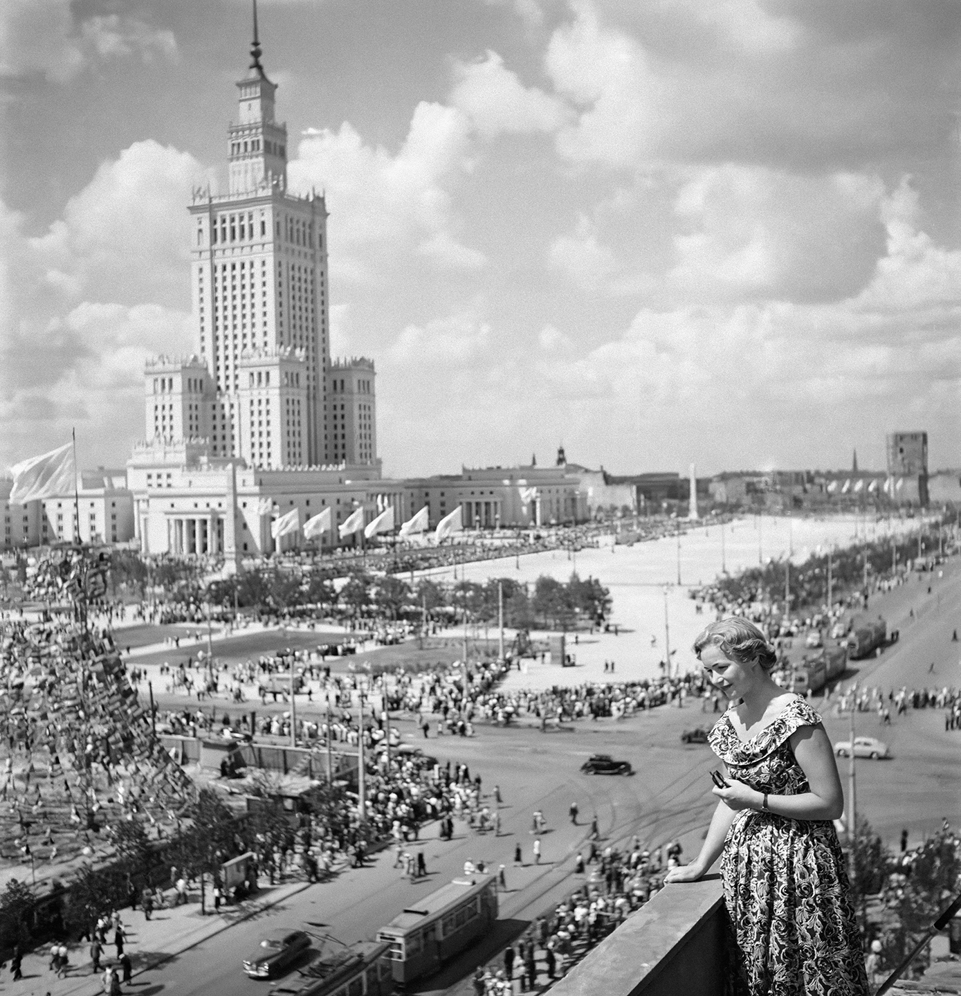 V Swiatowy Festiwal Mlodziezy i Studentow okolice Palacu Kultury 1955 fot. Zbyszko Siemaszko NAC