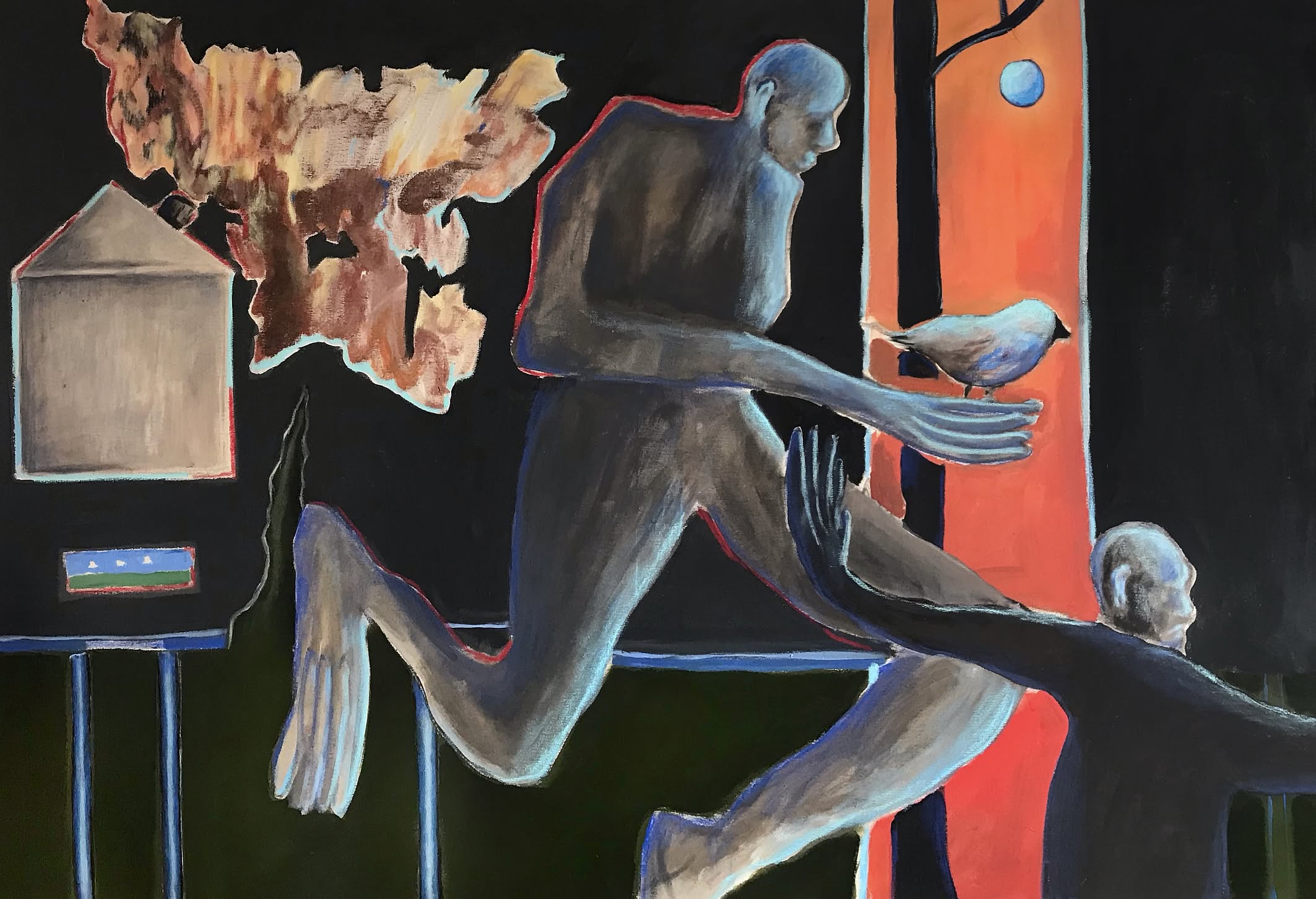 Na obrazie widać dwie duże, półprzezroczyste postacie w ruchu na ciemnym tle, z których jedna trzyma ptaka, a w tle pojawiają się abstrakcyjne kształty przypominające dom, mapę i drzewo w czerwonym świetle.