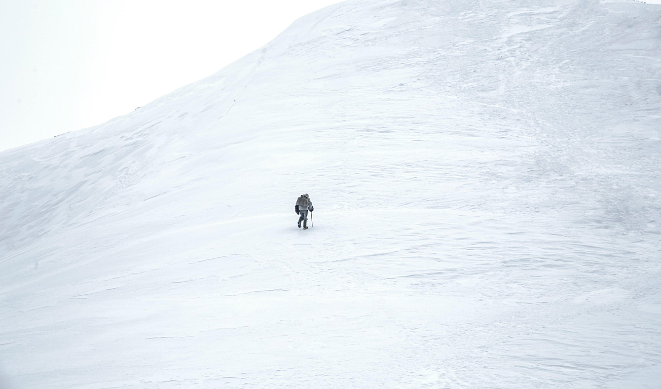 człowiek wchodzący na górę