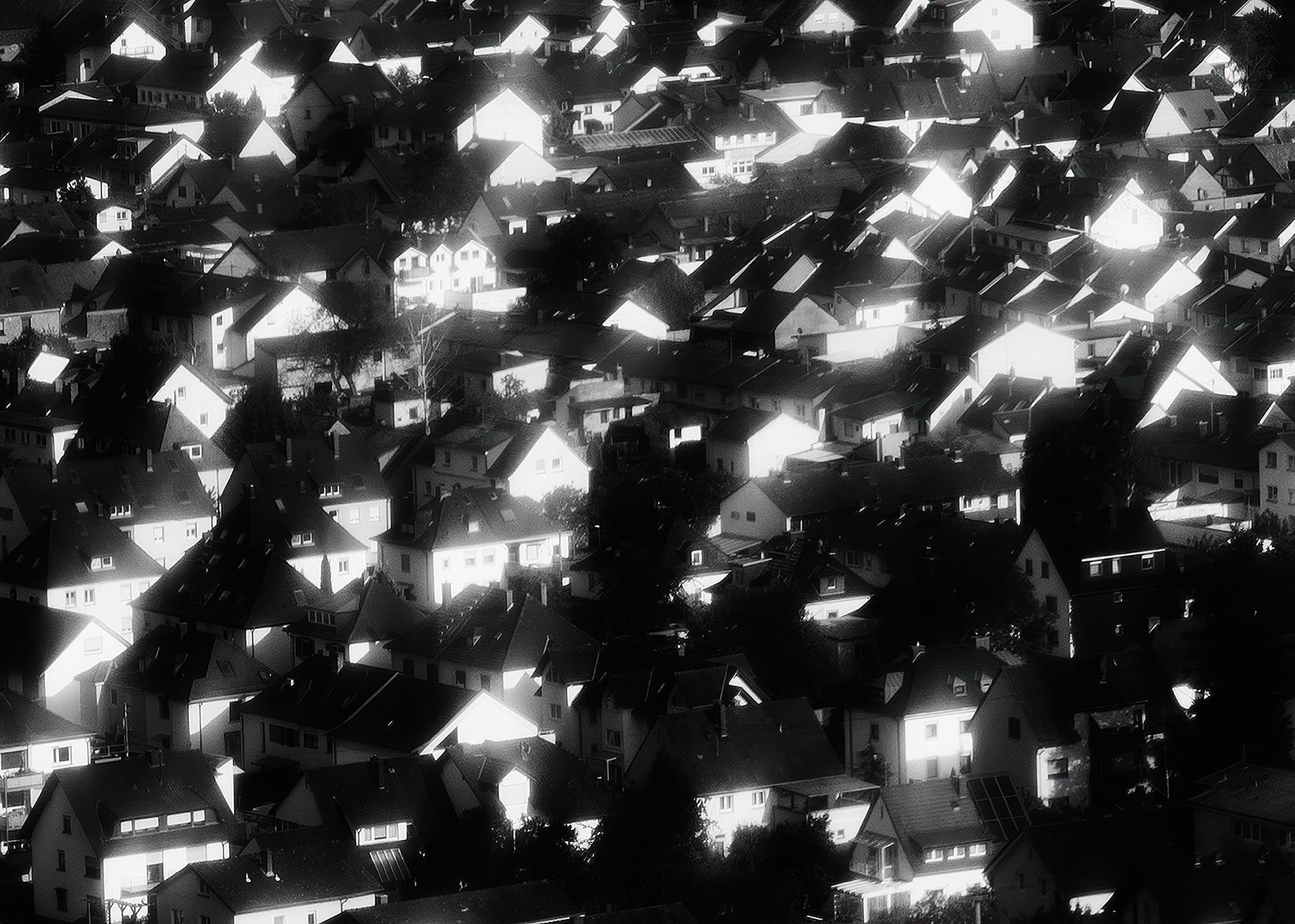 czarno-białe zdjęcie przedstawiającemiasto widziane z góry, osiedle domków