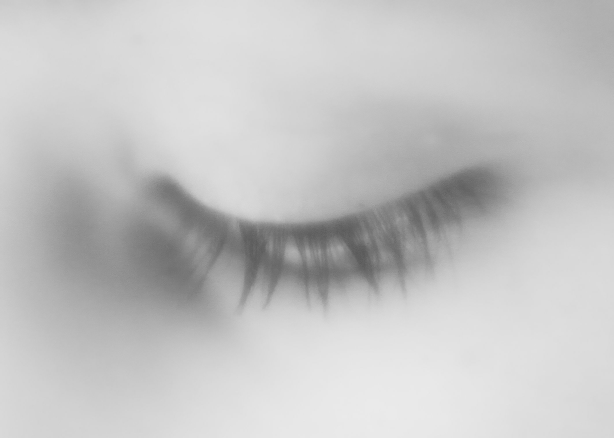 czarno-białe zdjęcie przedstawiające powiekę oka