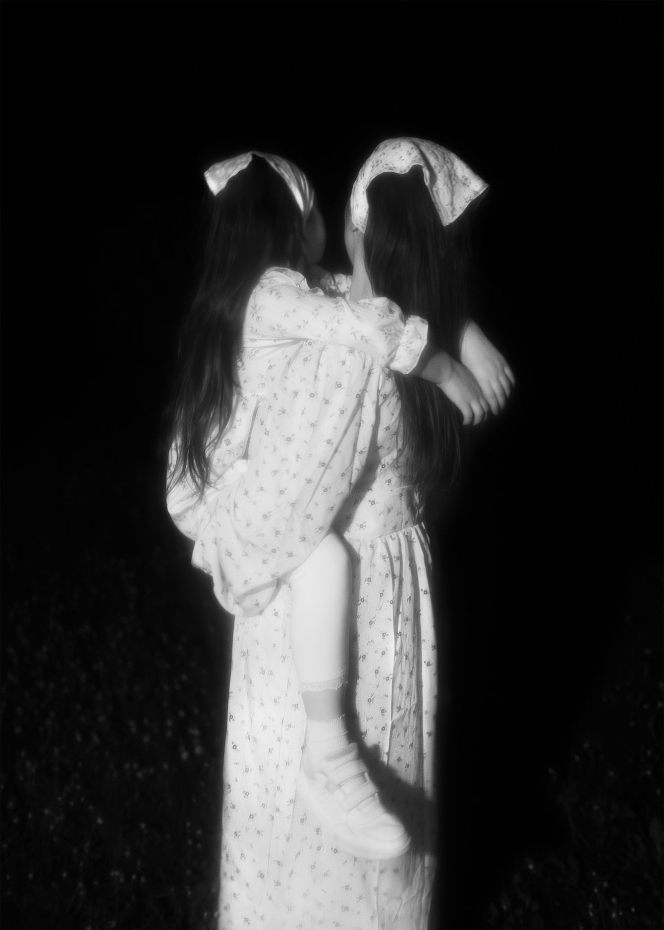 czarno-białe zdjęcie przedstawiające matkę przytulająca córkę