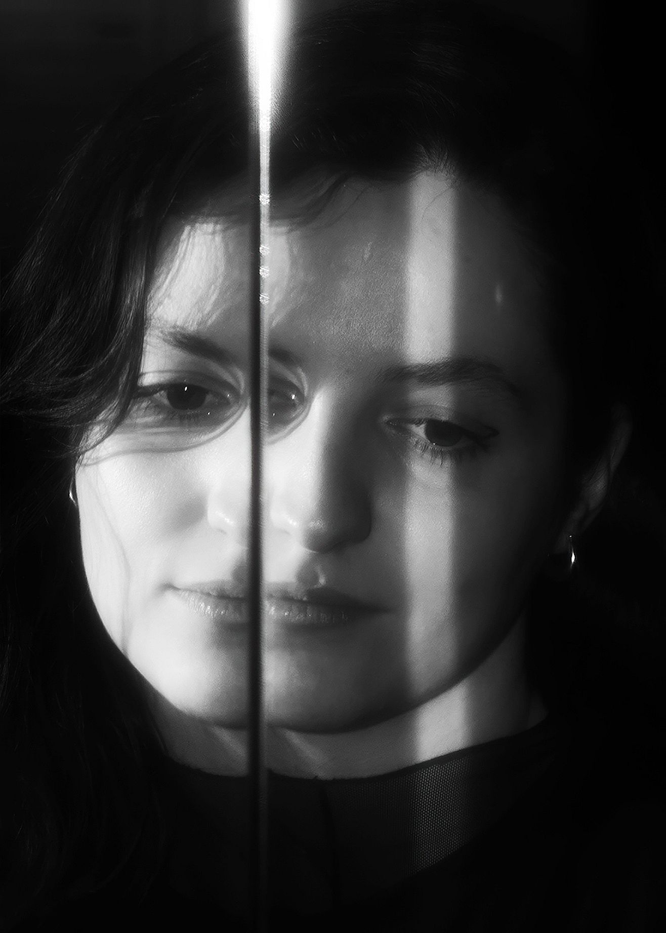 Czarno białe zdjęcie twarzy kobiety, rozmyty obraz