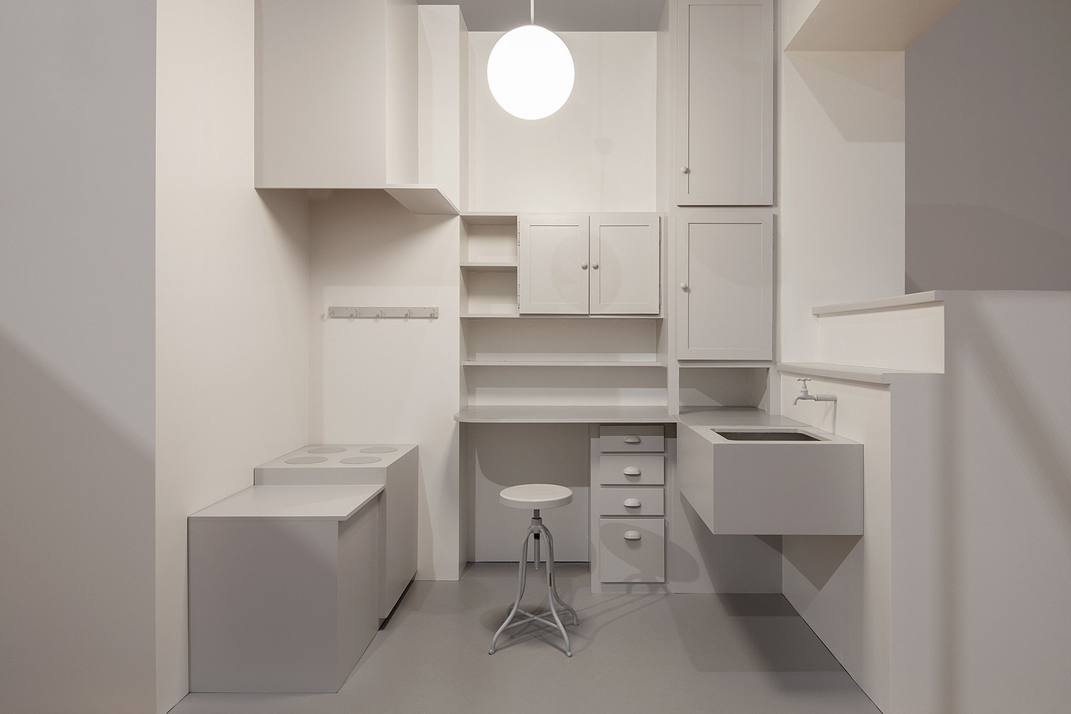 Zdjęcie przedstawia model kuchni Brukalskiej, pionierskiego projektu aneksu kuchennego autorstwa polskiej architektki Barbary Brukalskiej. 